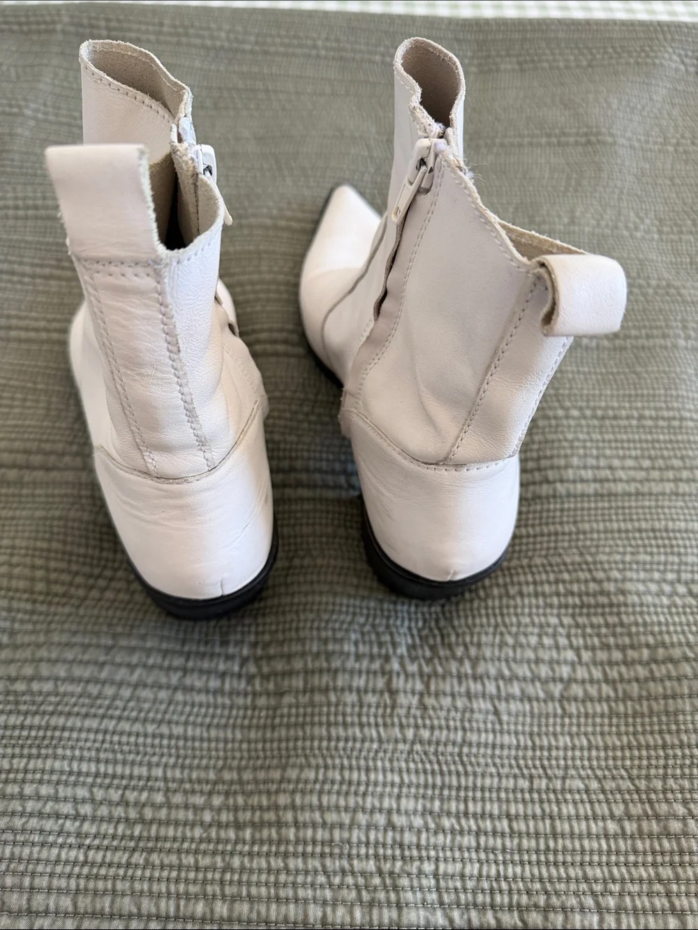 Women's White leather Pointed-Toe Ankle Boots western style. European 41.